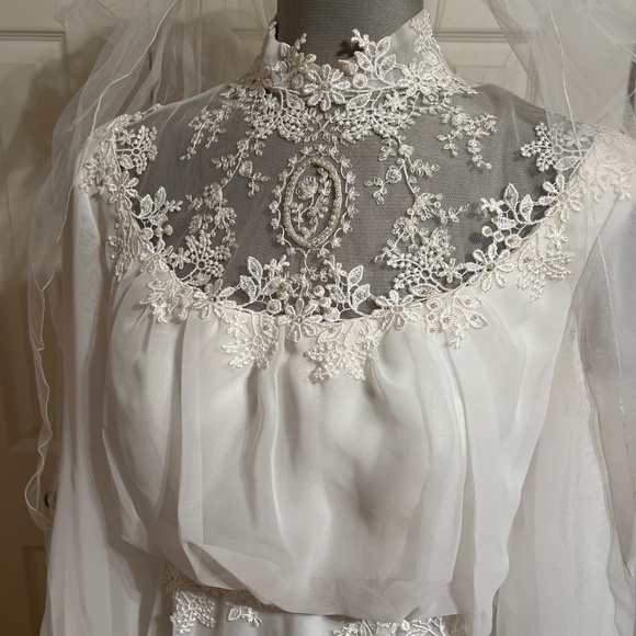 Elegant White Lace Wedding Dress - Picture 4 of 13